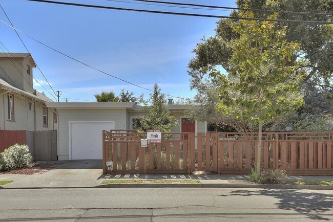 Building Photo - 1033 56th St