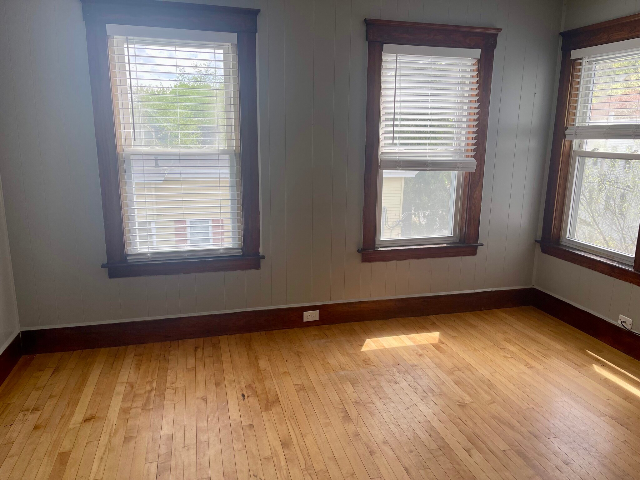 Building Photo - 348 Rollstone St