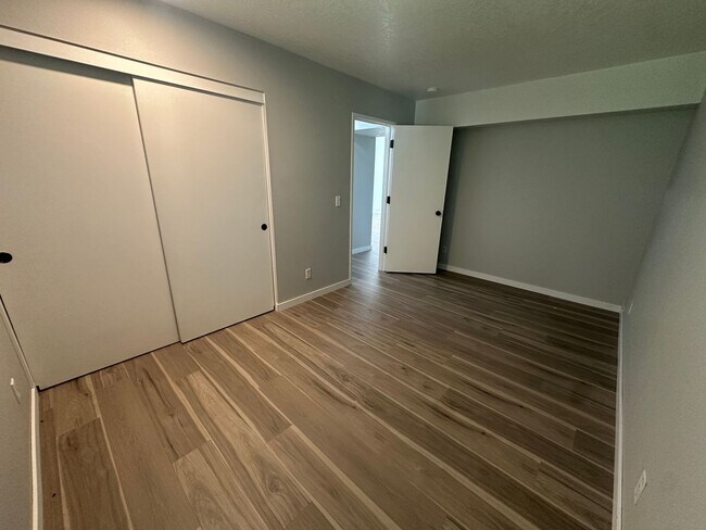 Building Photo - Top-Floor Stunner with Views – Fully Remod...