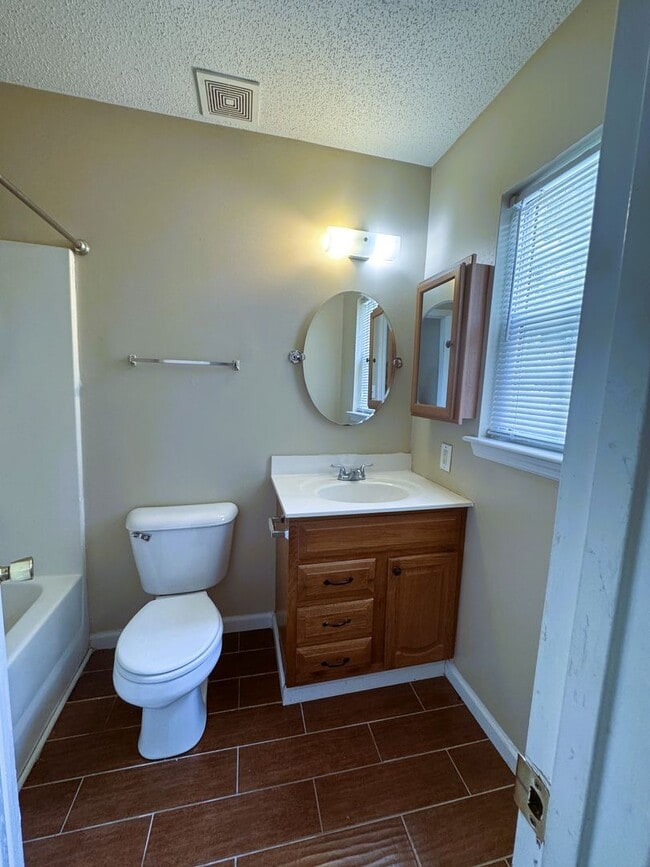 Building Photo - 2 BR/ 2 Bath End Unit! Minutes to Camp Lejeune!