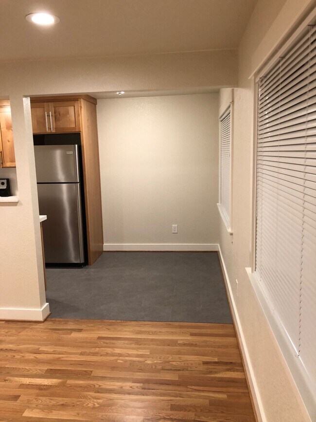 Building Photo - Like New Modern 2BD First Floor New Hardwo...