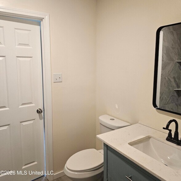 Building Photo - 2512 Beachview Dr
