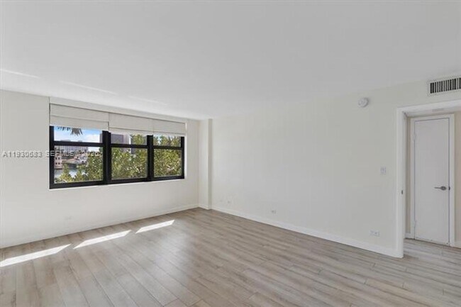 Building Photo - 10101 E Bay Harbor Dr