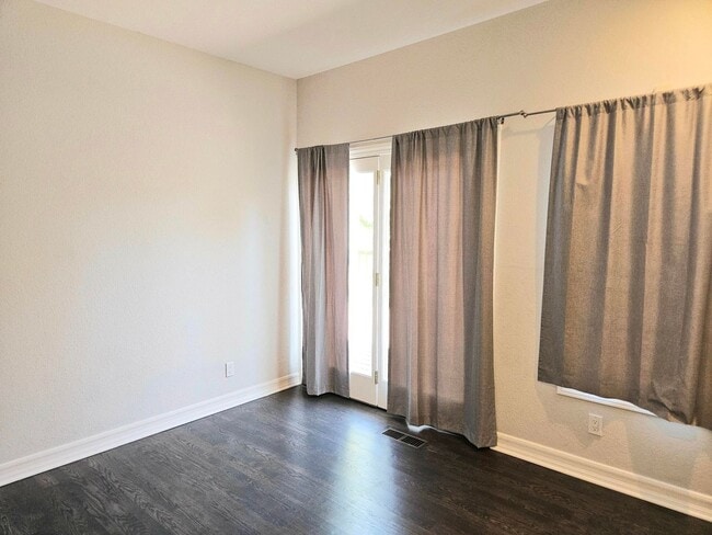 Building Photo - Stunning 4 Bed 3 Bath Naglee Park Home Nes...