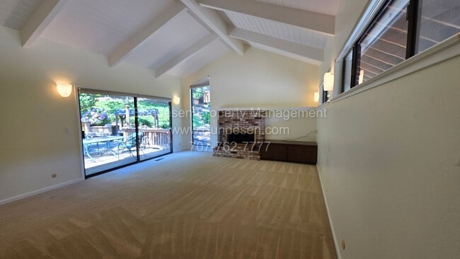 Building Photo - 5 Oak Forest Rd
