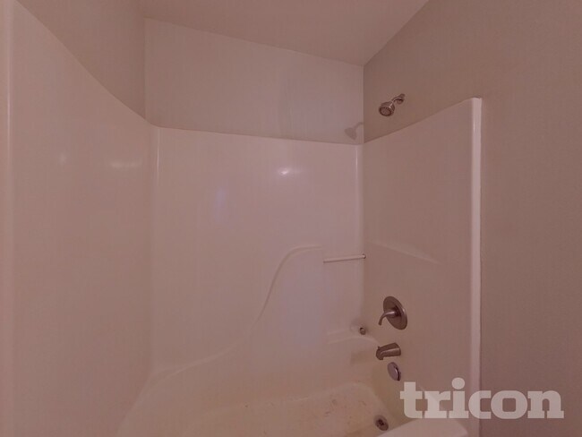 Building Photo - 1585 Kingston Dr