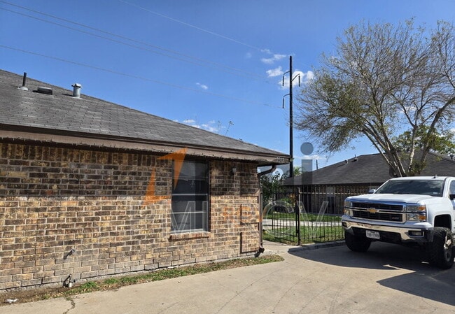 Building Photo - 2912 N 29th Ln