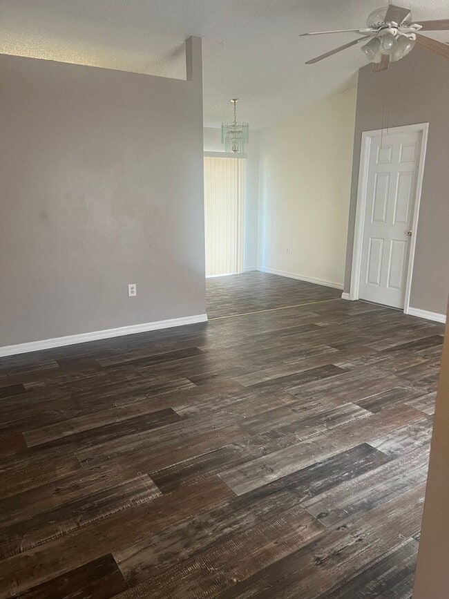 Building Photo - Wonderful 2 bedroom home with Addition Den or Office, Great Location