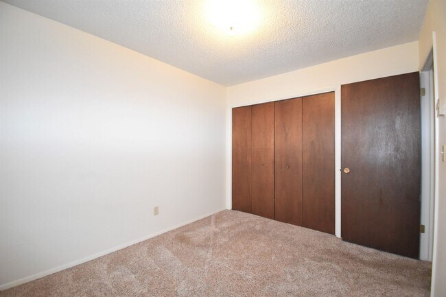 Building Photo - Great top floor 2 bed 1 bath condo, amazin...