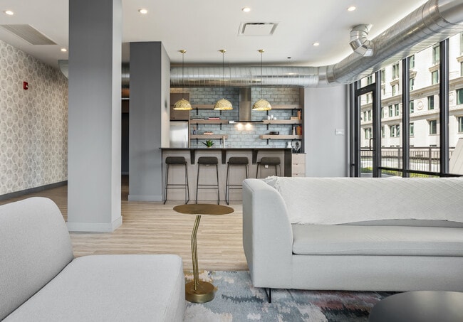 Building Photo - 330 S. Wells St - New Jr One Bed Located i...