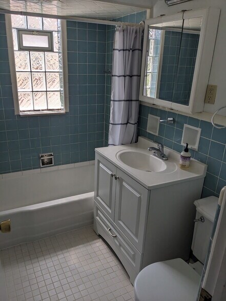 Full bathroom - 530 Montclair St
