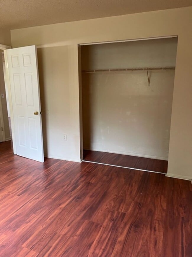 Building Photo - 2 Bdrm 1 Bath Apartment in Bradenton, FL