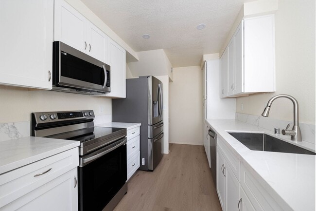 Building Photo - Updated La Jolla Townhome