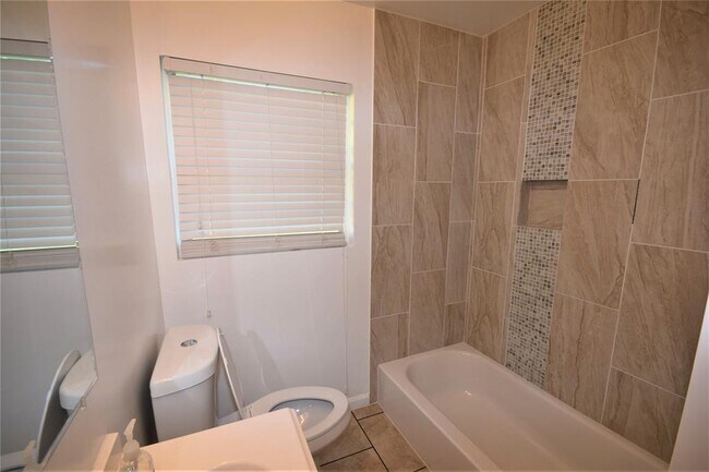 Building Photo - 7402 Sterlingshire St