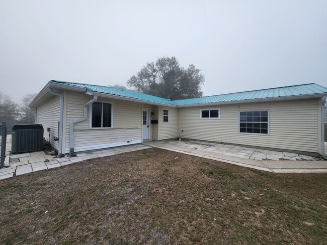 Building Photo - Fully Renovated 3 Bed / 2.5 Bath – 1,878 Sq Ft – 1/3 Acre -- Silver Springs Shores