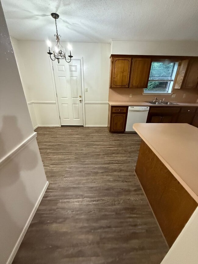 Building Photo - 3 Bed 1.5 Bath Total Electric, Fenced Back...