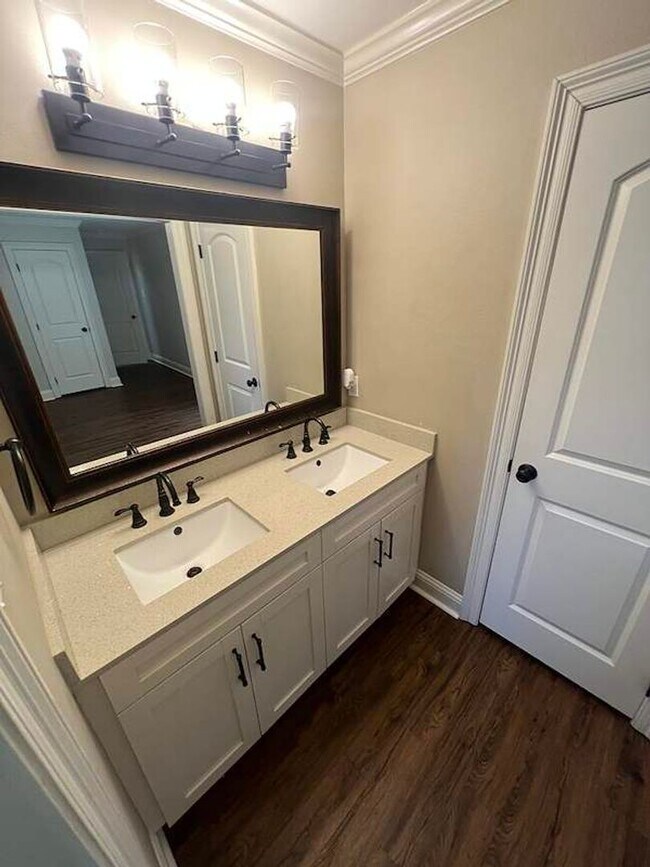 Building Photo - Charming Baton Rouge Home with Flex Room, Fireplace & Spacious Front Porch