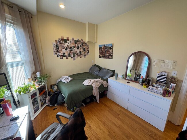 Building Photo - 206-208 Holland