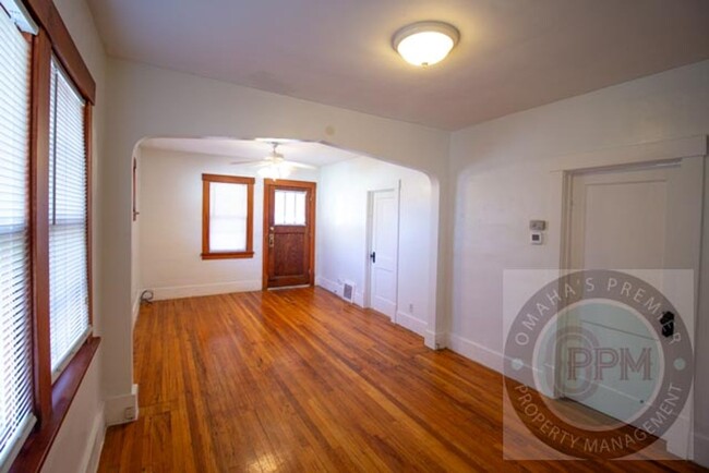 Building Photo - Cozy renovated 2 bedroom 1 bath in the hea...