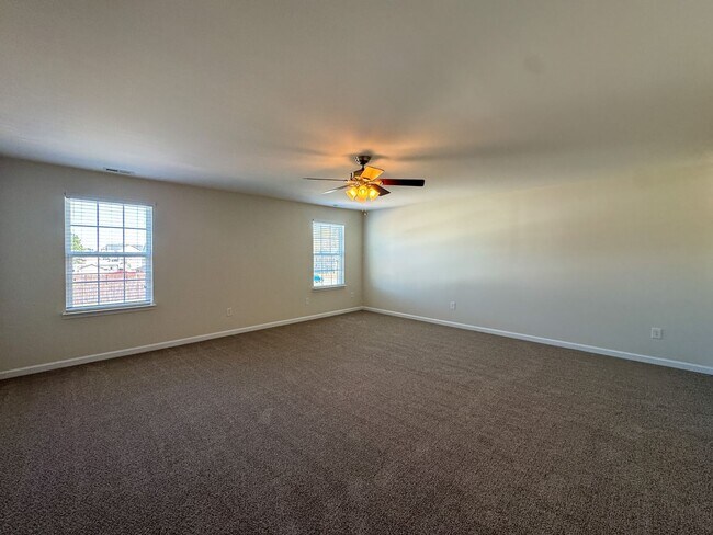 Building Photo - Lovely 5 Bed 3 Bath Home with Community Amenities