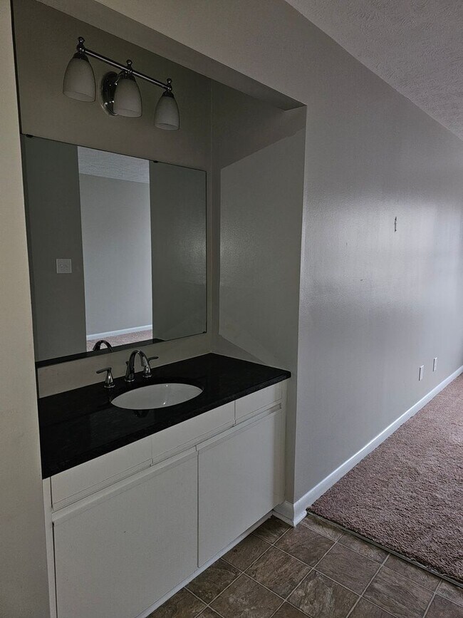 Building Photo - NEW LISTING!!!! Dont Miss Out