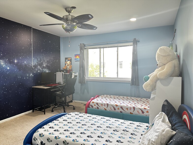 Building Photo - 107 Thoreau Dr