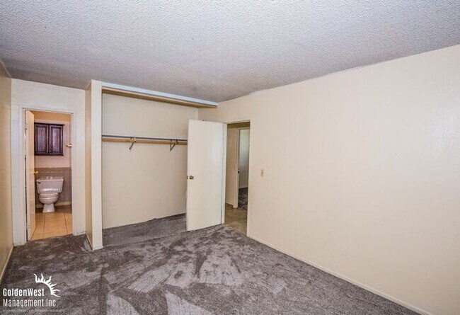 Building Photo - Comfortable 4Bdm 2Ba Home with Fenced Front Yard in Las Vegas!