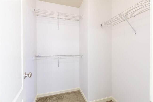 Building Photo - 2249 Knoxhill View
