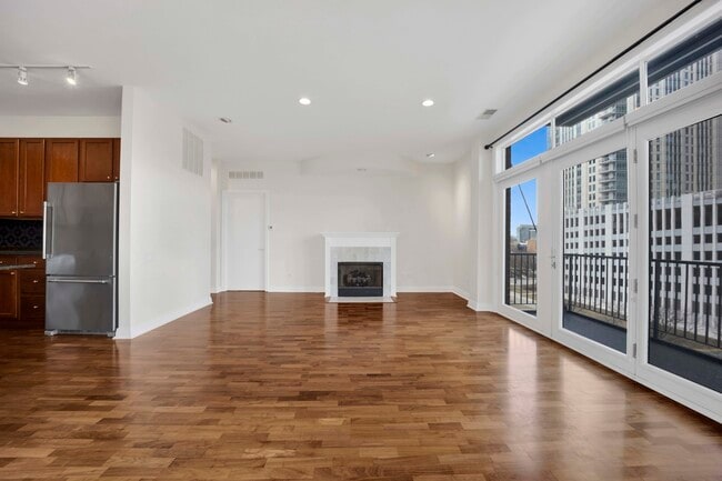 Building Photo - 330 N Clinton St