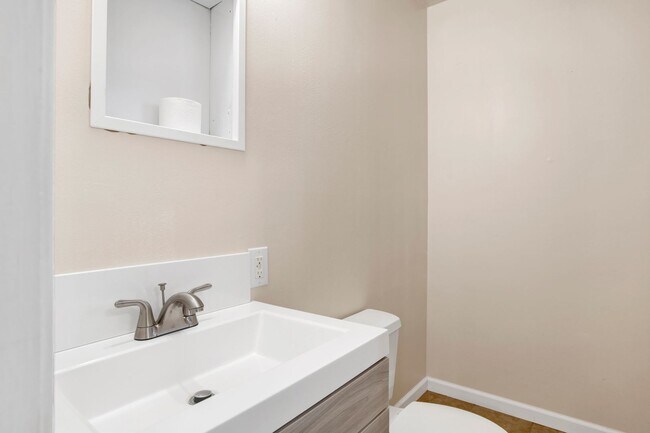 Building Photo - Renovated 3 bedroom home near UWF