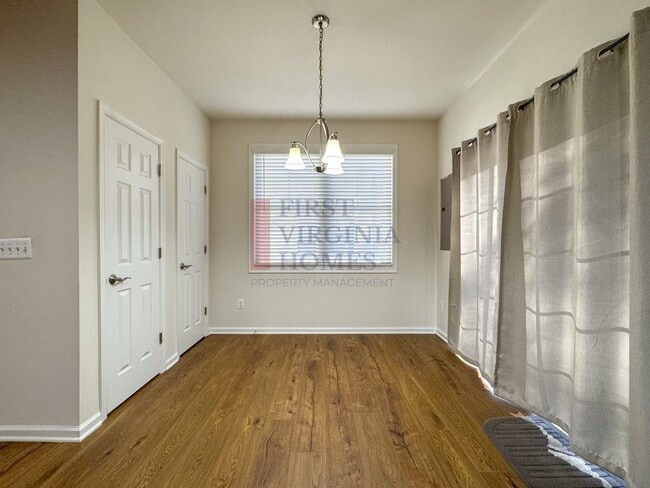 Building Photo - Two story townhouse w/ 3 bedrooms,2.5 baths