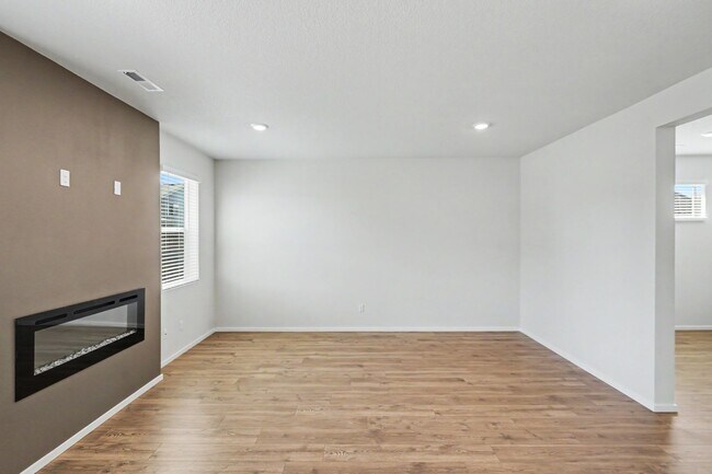 Building Photo - 4 Bed (plus BONUS ROOM), 2.5 Bath Newer Home in NE Salem