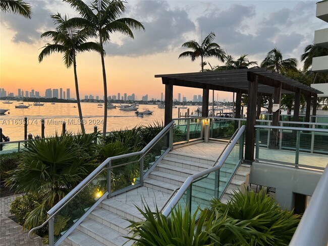Building Photo - 1500 Bay Dr E