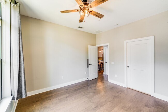 Building Photo - SouthEnd Luxury + Included Utilities (Gas,...