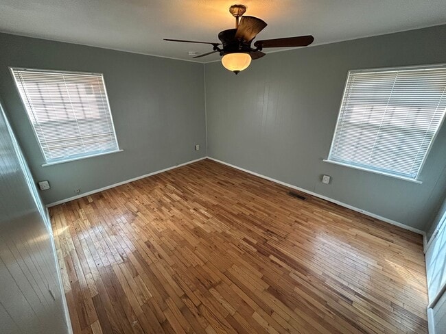 Building Photo - 3 bedroom, 1 bathroom home only minutes away from the Ford plant in Glendale!