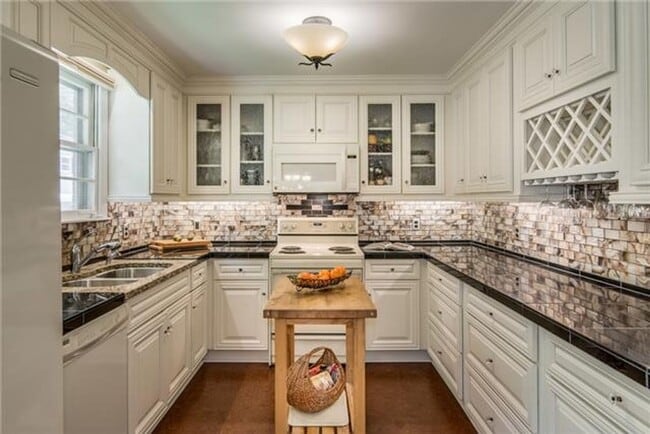 Building Photo - AVAILABLE NOW; 2-Bed/2.5-Bath in Crieve Hall