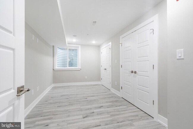 Building Photo - 103 E Duval St