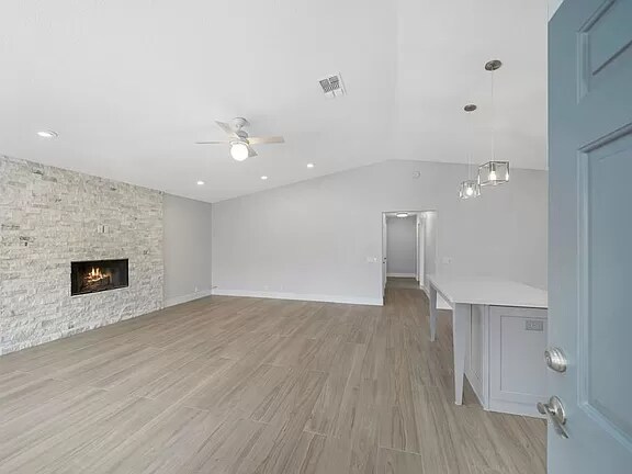 Building Photo - 54140 Avenida Mendoza