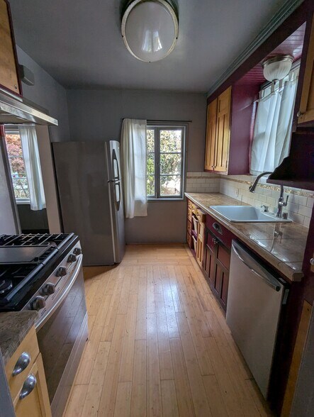 Building Photo - 973 30th St