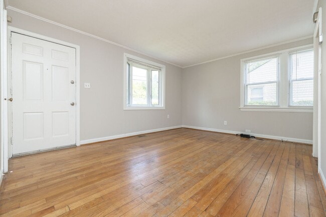 Building Photo - Freshly Renovated 2-Bedroom Home in Quiet ...