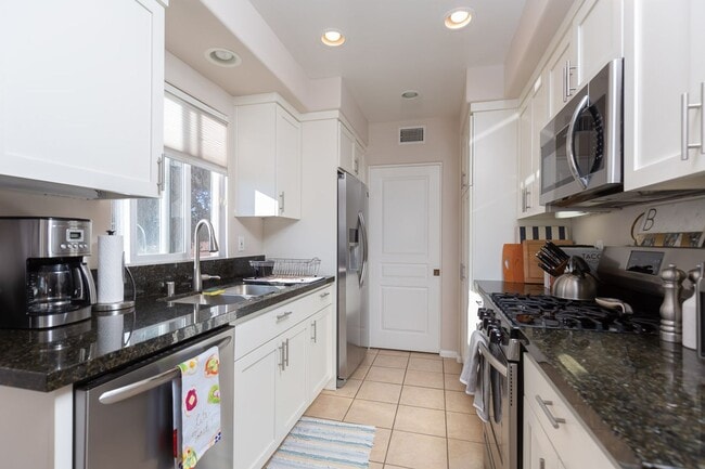 Building Photo - 2 Bed 2 Bath Condo (Avail. 12/1)