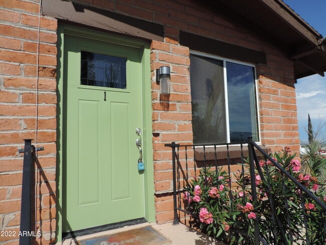 Building Photo - 401 S Skyline Cir