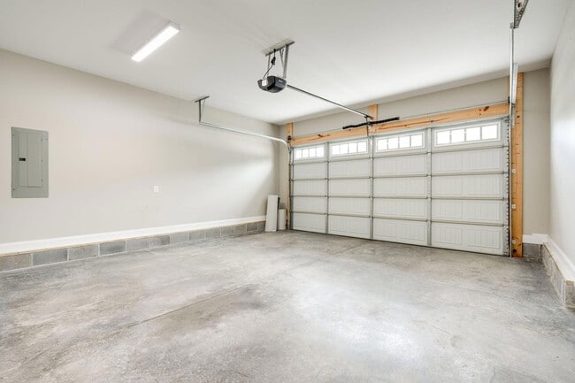 Building Photo - 1725 Oakvale Dr
