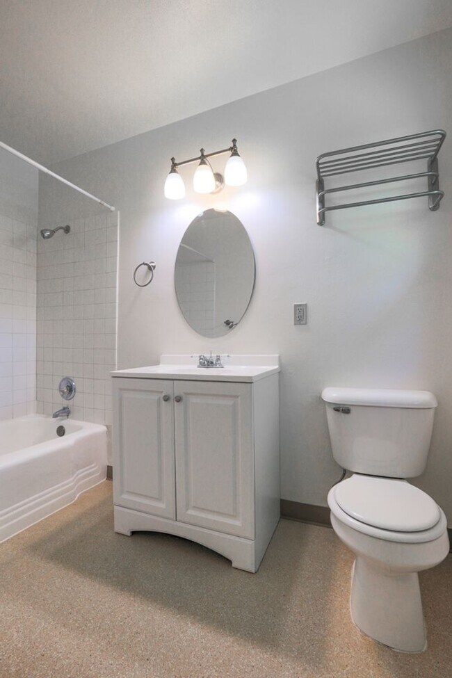 Building Photo - Classic Mid-Century 1-Bedroom Townhouse!