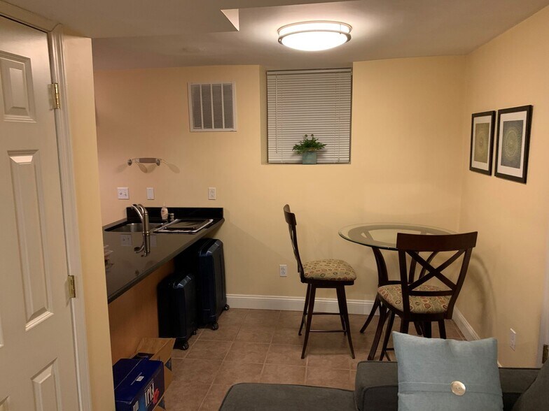 Building Photo - 38 Phillips St