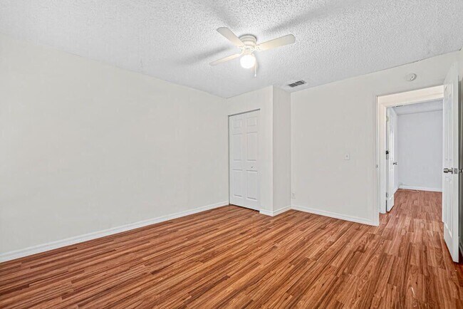 Building Photo - 9227 Green Meadows Way