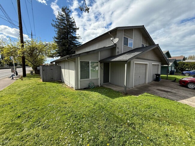 Building Photo - Updated 2 bedroom 1.5 bathroom duplex!