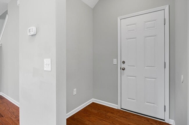 Building Photo - 5 Bedroom, 2.5 Bathroom - White Oak Subdivision - Richmond Hill