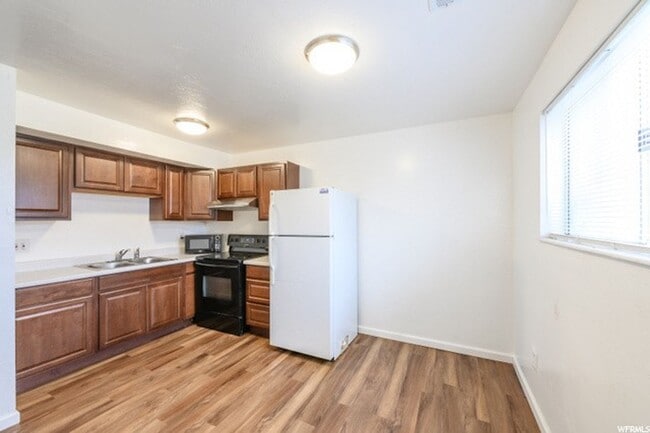 Building Photo - 2523 S Lakecrest Dr
