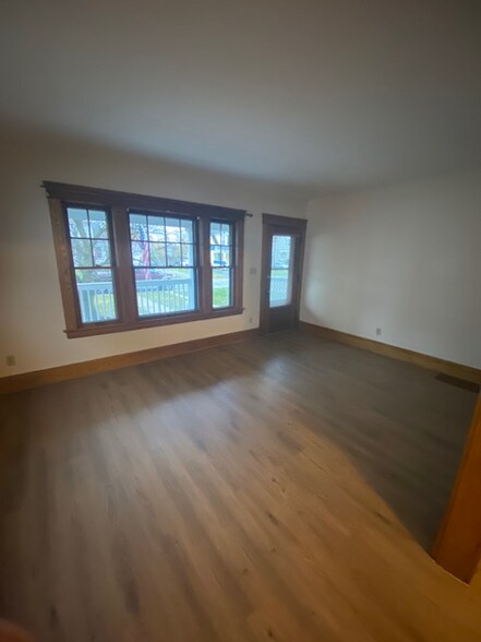 Building Photo - 1320 W 7th St